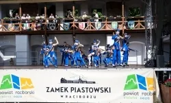 Zamek Piastowski w Raciborzu w sobotę 30 maja zamienił się w prawdziwe kr&oacute;lestwo mażoretek (19)