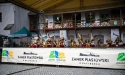 Zamek Piastowski w Raciborzu w sobotę 30 maja zamienił się w prawdziwe kr&oacute;lestwo mażoretek (18)