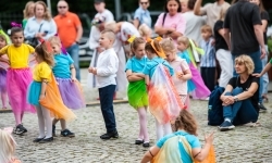Pokazy wokalno-taneczne w wykonaniu wychowank&oacute;w Powiatowego Domu Kultury w Raciborzu (14)