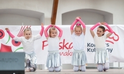 Pokazy wokalno-taneczne w wykonaniu wychowank&oacute;w Powiatowego Domu Kultury w Raciborzu (2)