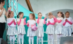 Pokazy wokalno-taneczne w wykonaniu wychowank&oacute;w Powiatowego Domu Kultury w Raciborzu (5)