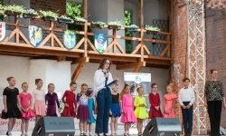 Pokazy wokalno-taneczne w wykonaniu wychowank&oacute;w Powiatowego Domu Kultury w Raciborzu (8)