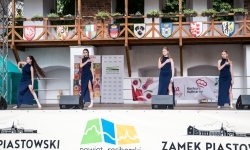 Pokazy wokalno-taneczne w wykonaniu wychowank&oacute;w Powiatowego Domu Kultury w Raciborzu (10)