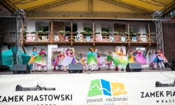 Pokazy wokalno-taneczne w wykonaniu wychowank&oacute;w Powiatowego Domu Kultury w Raciborzu (13)
