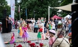 Pokazy wokalno-taneczne w wykonaniu wychowank&oacute;w Powiatowego Domu Kultury w Raciborzu (2)