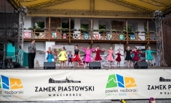 Pokazy wokalno-taneczne w wykonaniu wychowank&oacute;w Powiatowego Domu Kultury w Raciborzu (3)