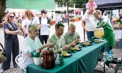 Regionalny etap konkursu kulinarnego &bdquo;Polska smakuje&rdquo; na dziedzińcu Zamku Piastowskiego w Raciborzu (12)