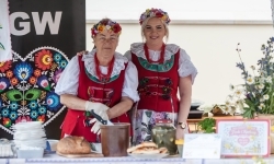 Regionalny etap konkursu kulinarnego &bdquo;Polska smakuje&rdquo; na dziedzińcu Zamku Piastowskiego w Raciborzu (3)