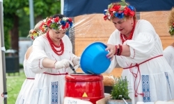 Regionalny etap konkursu kulinarnego &bdquo;Polska smakuje&rdquo; na dziedzińcu Zamku Piastowskiego w Raciborzu (7)