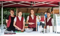 Regionalny etap konkursu kulinarnego &bdquo;Polska smakuje&rdquo; na dziedzińcu Zamku Piastowskiego w Raciborzu (12)