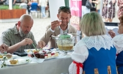 Regionalny etap konkursu kulinarnego &bdquo;Polska smakuje&rdquo; na dziedzińcu Zamku Piastowskiego w Raciborzu (19)