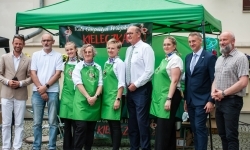 Regionalny etap konkursu kulinarnego &bdquo;Polska smakuje&rdquo; na dziedzińcu Zamku Piastowskiego w Raciborzu (1)