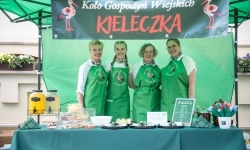 Regionalny etap konkursu kulinarnego &bdquo;Polska smakuje&rdquo; na dziedzińcu Zamku Piastowskiego w Raciborzu (4)