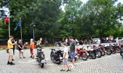 Zlot motocykli XX wieku na dziedzińcu Zamku Piastowskiego (19)