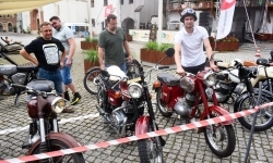 Zlot motocykli XX wieku na dziedzińcu Zamku Piastowskiego (2)