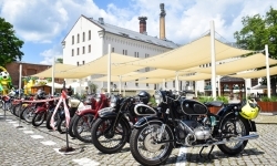 Zlot motocykli XX wieku na dziedzińcu Zamku Piastowskiego (10)