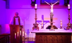 Wiecz&oacute;r z relikwiami Drzewa Krzyża Świętego na Zamku Piastowskim (11)