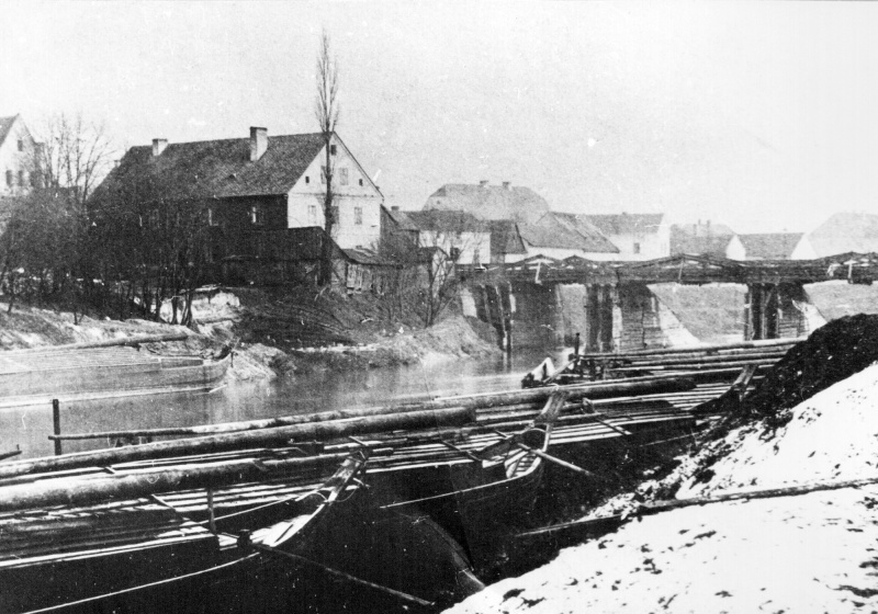 Na zdjęciu łodzie rybackie przy starym moście zamkowym, 1869 r. (źródło: PKZ)