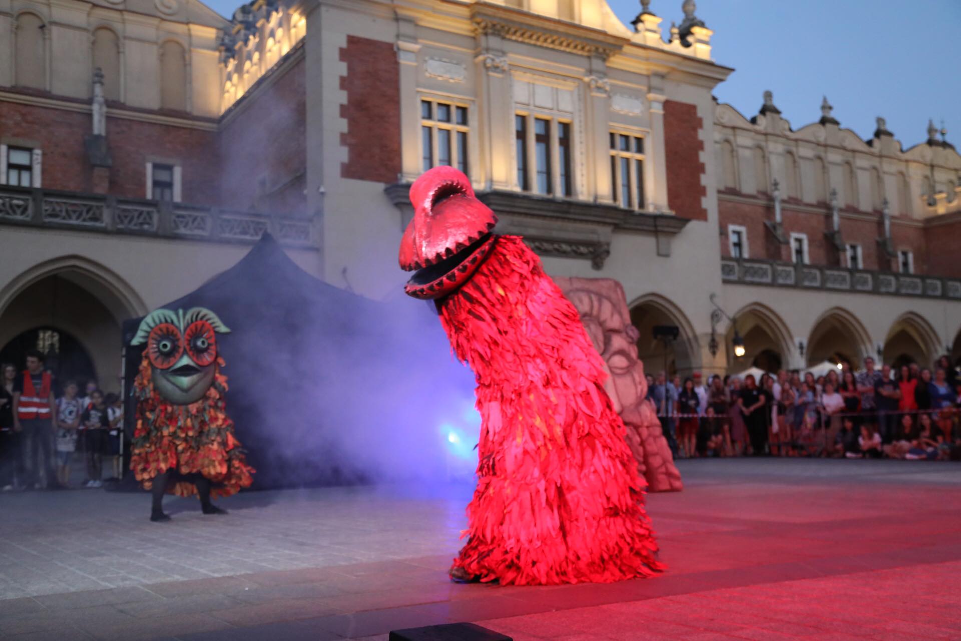 Noc tajemnic i ognia na Zamku Piastowskim już w sobotę — magia i sztuka po zmierzchu z Krakowskim Teatrem Ulicznym Scena Kalejdoskop